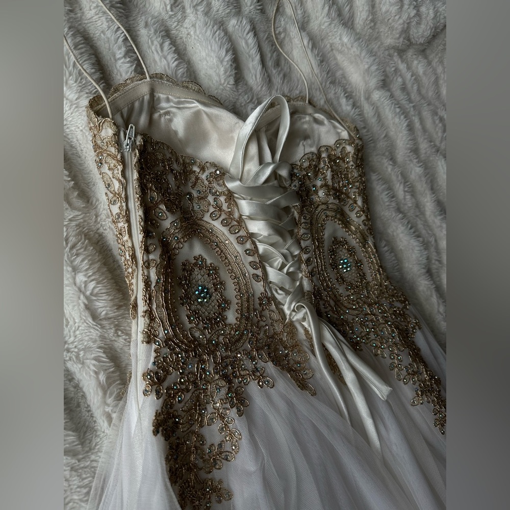 ELEGANT PRINCESS PROM DRESS - Picture 3 of 13